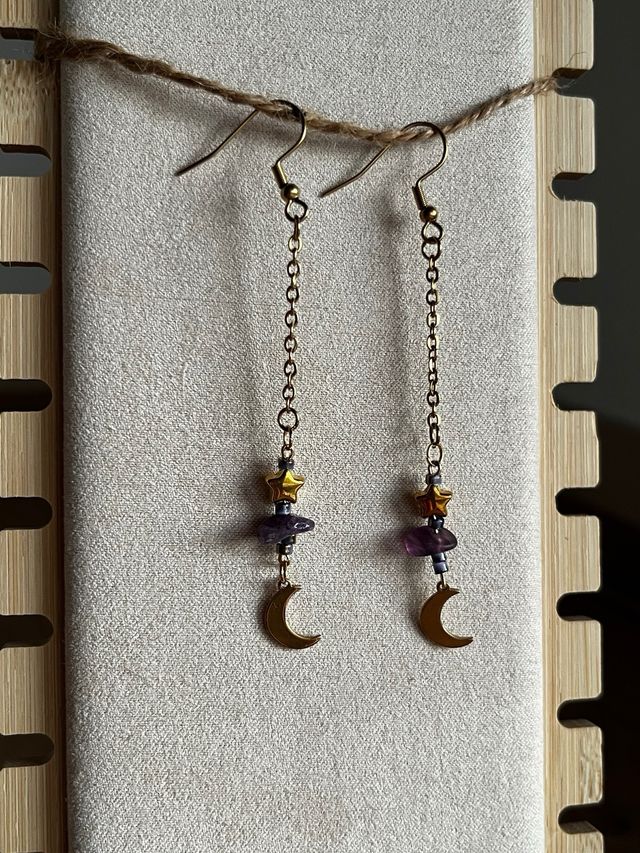 Pendientes artesanales doraditos con chip amatista