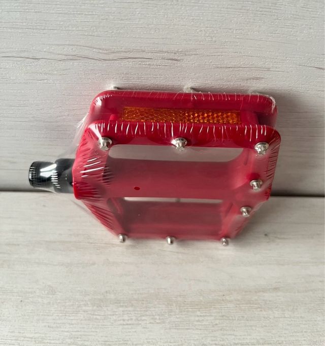Pedales de plataforma rojos