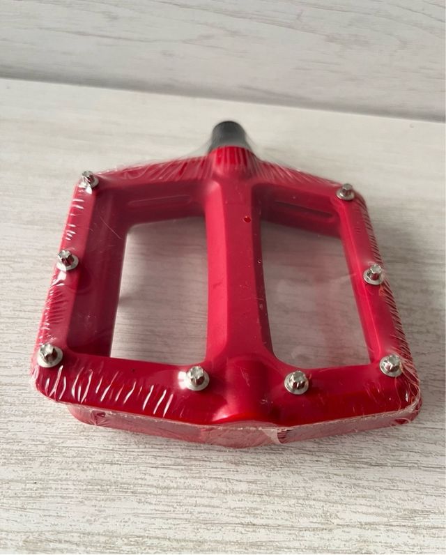 Pedales de plataforma rojos