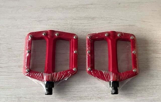 Pedales de plataforma rojos