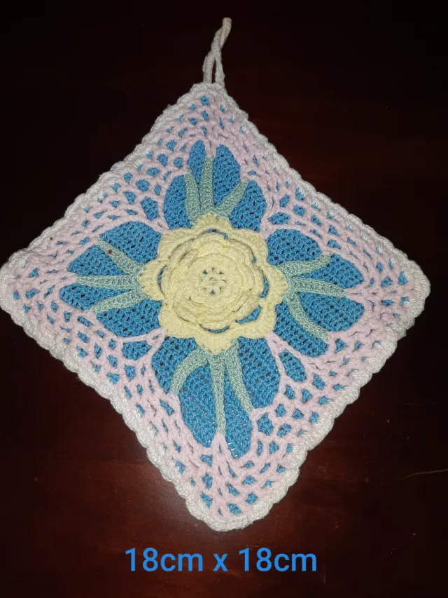 Tappeto all'uncinetto con fiore rosa 18x18cm