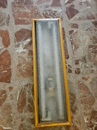 Lámpara de techo dorada y transparente