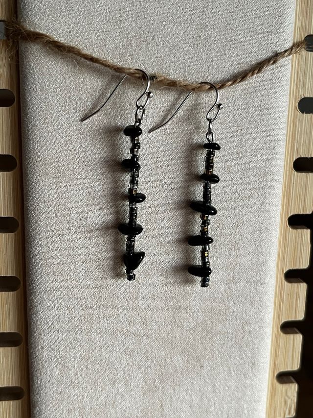 Pendientes artesanales con chips ónix