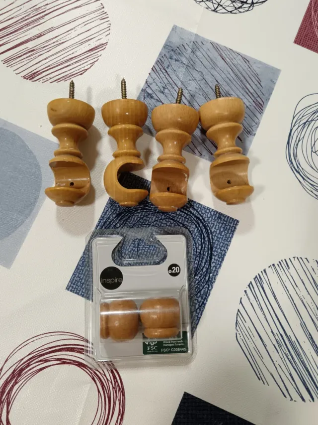 Soportes para barra de cortina de madera