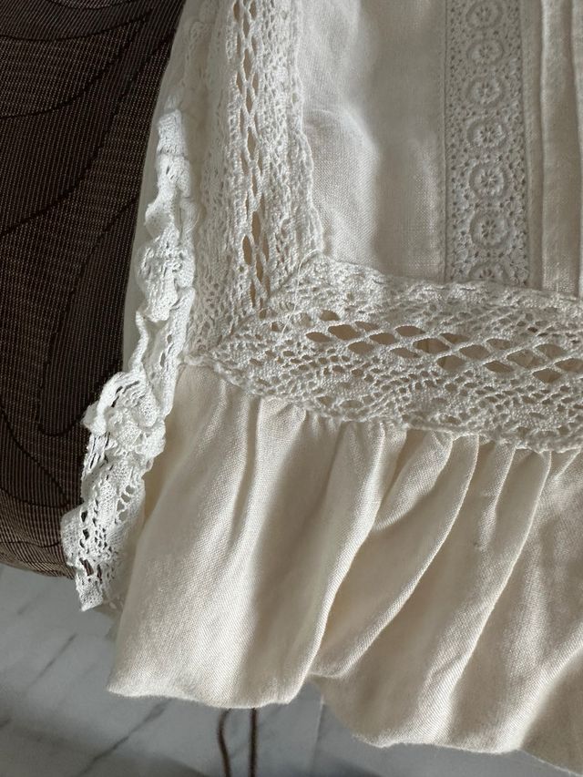 Camisa blanca bordada sin mangas