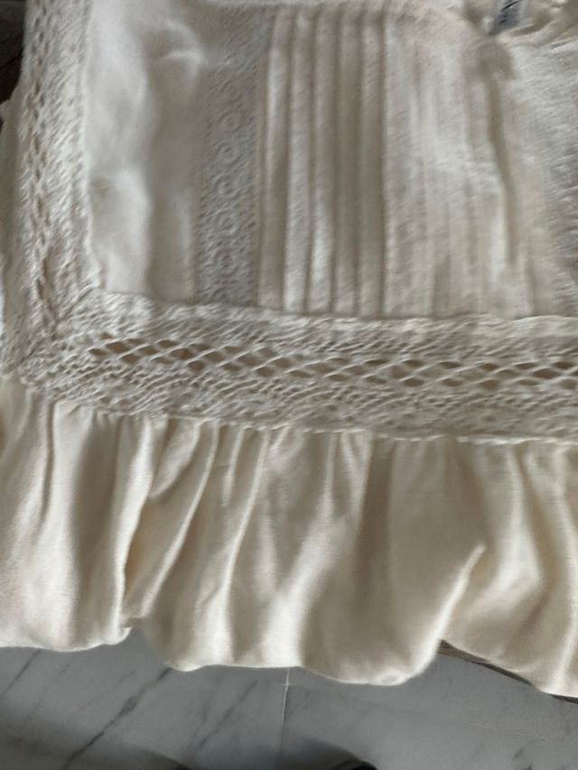 Camisa blanca bordada sin mangas