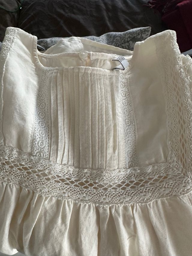 Camisa blanca bordada sin mangas