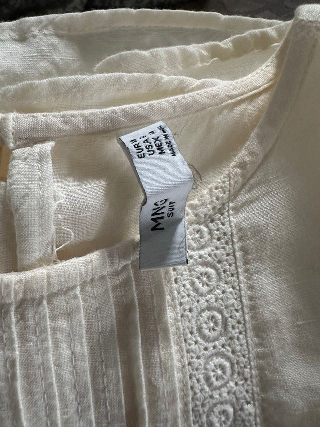 Camisa blanca bordada sin mangas