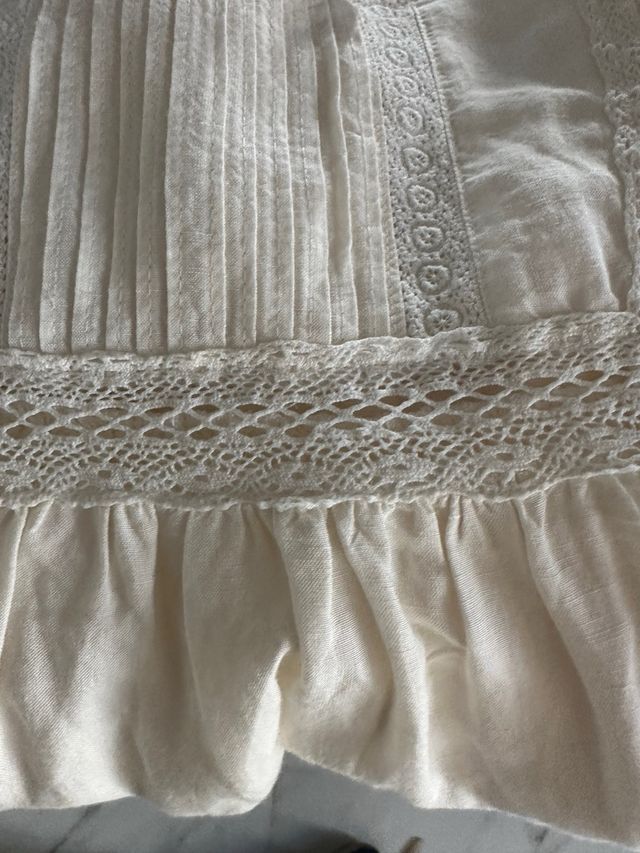 Camisa blanca bordada sin mangas