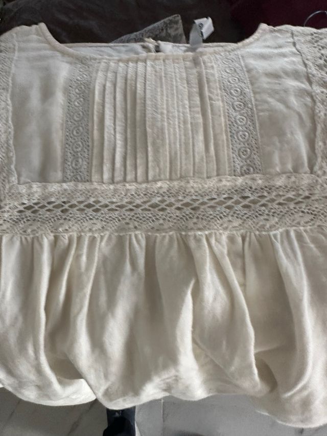 Camisa blanca bordada sin mangas