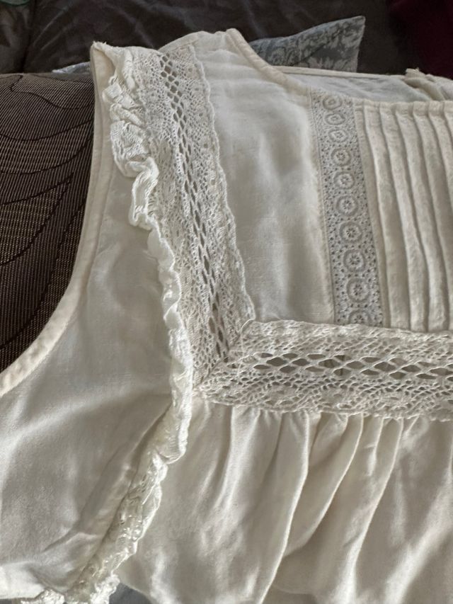 Camisa blanca bordada sin mangas