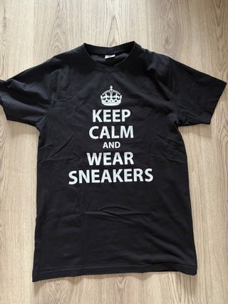 Camiseta Keep Calm and Wear Sneakers Negra
