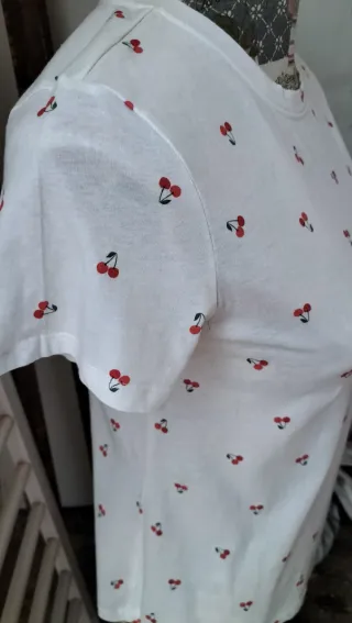 Camiseta blanca con estampado de cerezas