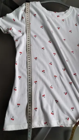 Camiseta blanca con estampado de cerezas