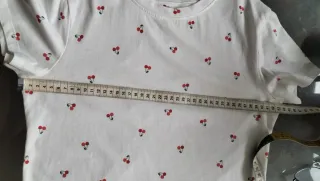 Camiseta blanca con estampado de cerezas