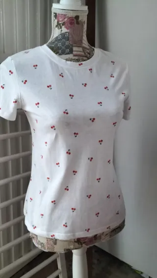 Camiseta blanca con estampado de cerezas