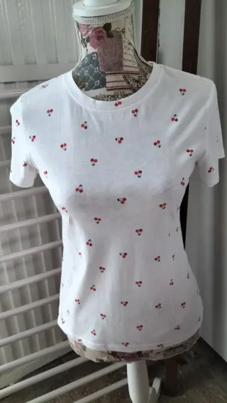 Camiseta blanca con estampado de cerezas
