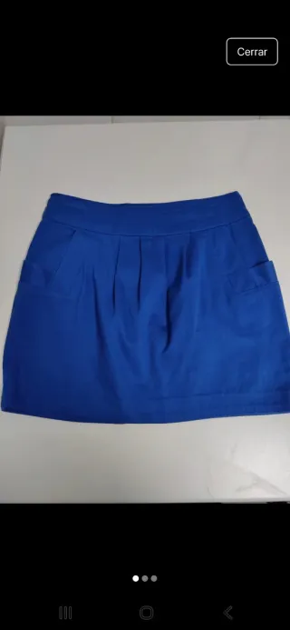 Falda azul y pantalón corto negro