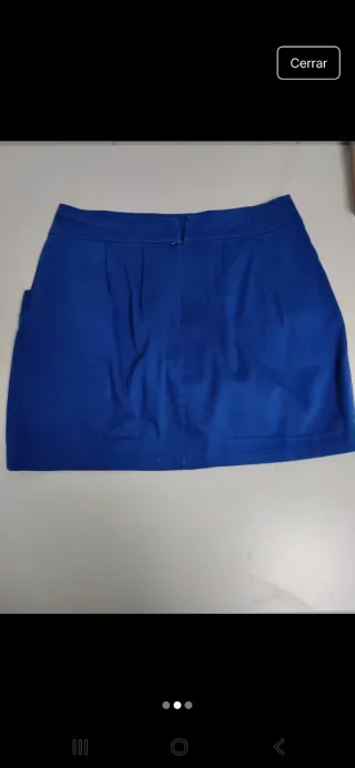 Falda azul y pantalón corto negro