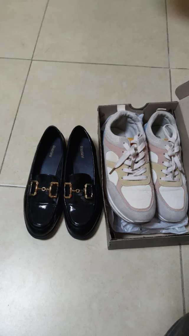 Zapatos Talla 39 negros y 40 los otros