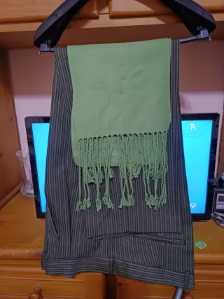 Pantalón de fallero gris y verde y bufanda