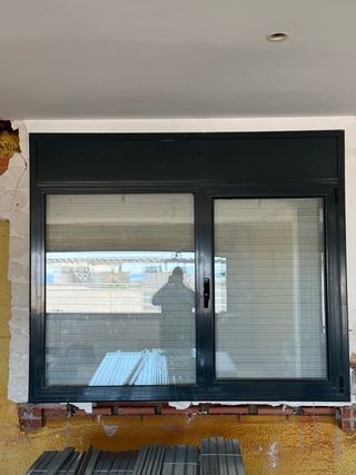 Ventana de aluminio con persiana motorizada