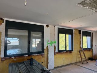 Ventana de aluminio con persiana motorizada