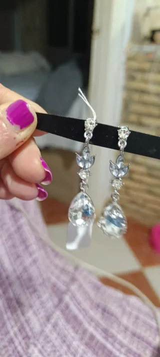 Pendientes largos plateados con pedrería