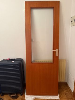 Puerta de madera con cristal