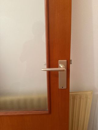 Puerta de madera con cristal
