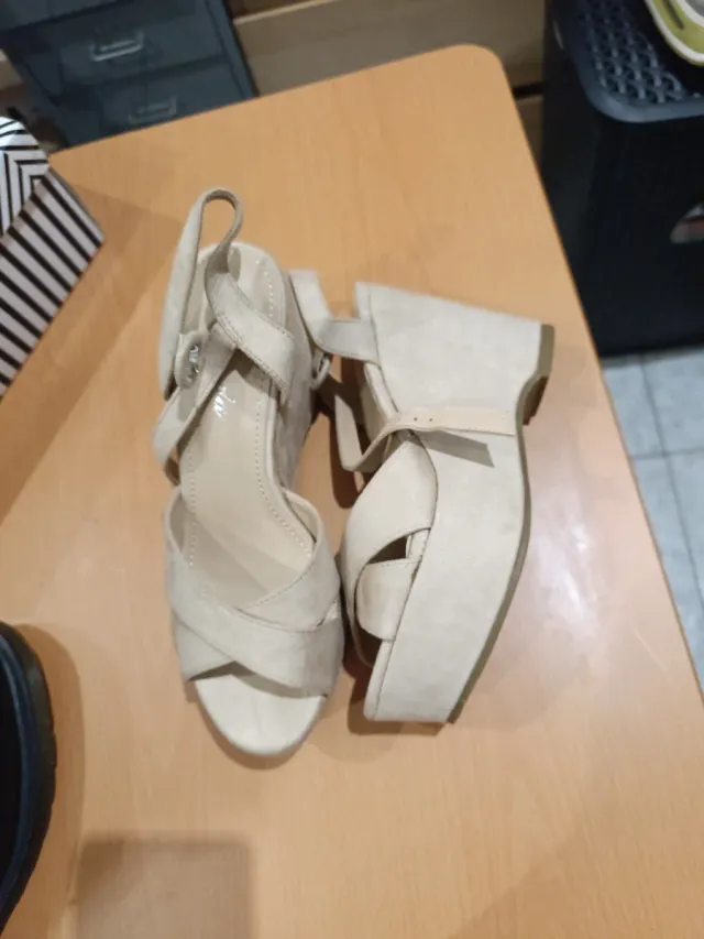 Sandalias de cuña beige
