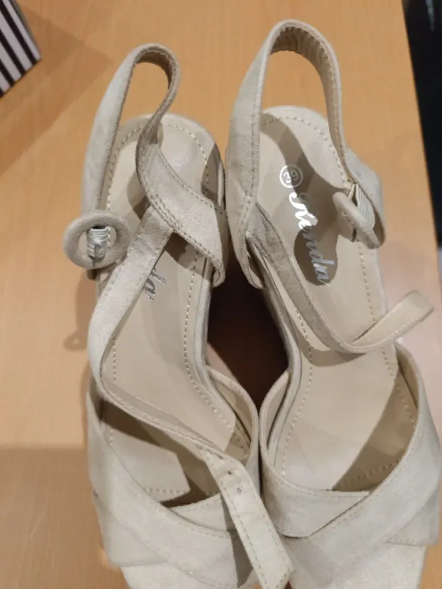 Sandalias de cuña beige