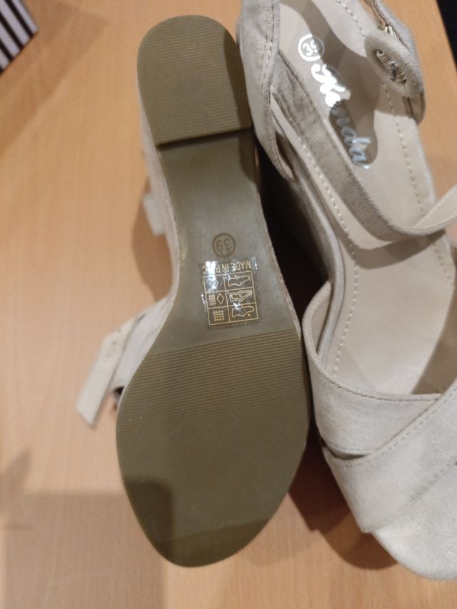 Sandalias de cuña beige