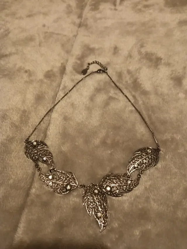 Colar Prateado Estilo Folha