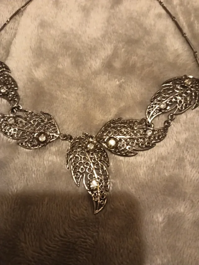 Colar Prateado Estilo Folha