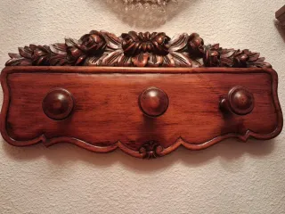 Appendiabiti in legno intagliato con fiori