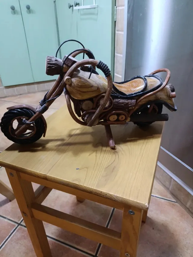 Moto decorativa in legno