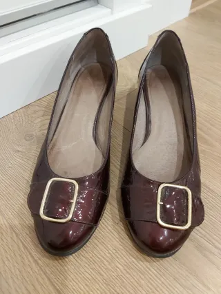 Zapatos charol burdeos con hebilla dorada elegante