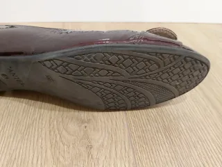 Zapatos charol burdeos con hebilla dorada elegante