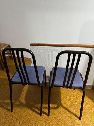 36 Sillas de Bar Azul y 9 mesas rosas