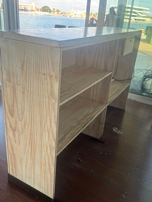 Mesa mostrador recepción madera y metal