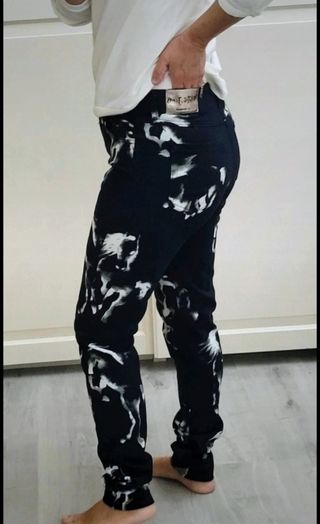 Bonito pantalón negro. M. Desigual.