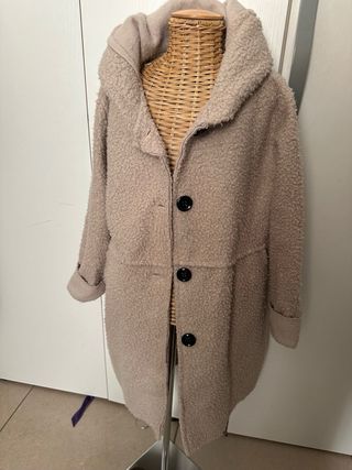 Cappotto beige con cappuccio