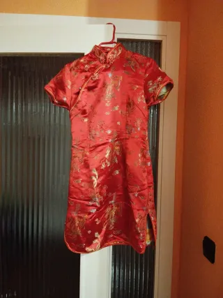 Vestido oriental rojo con detalles dorados
