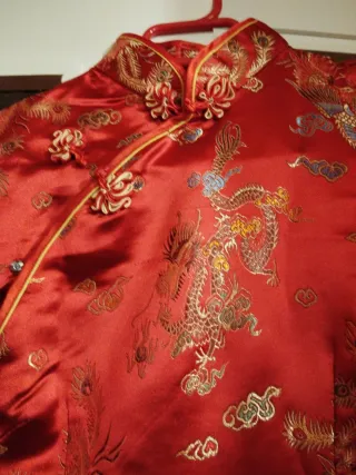 Vestido oriental rojo con detalles dorados