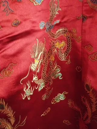 Vestido oriental rojo con detalles dorados