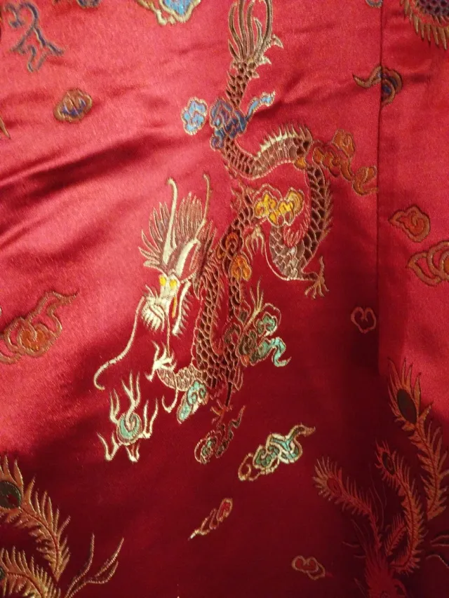Vestido oriental rojo con detalles dorados