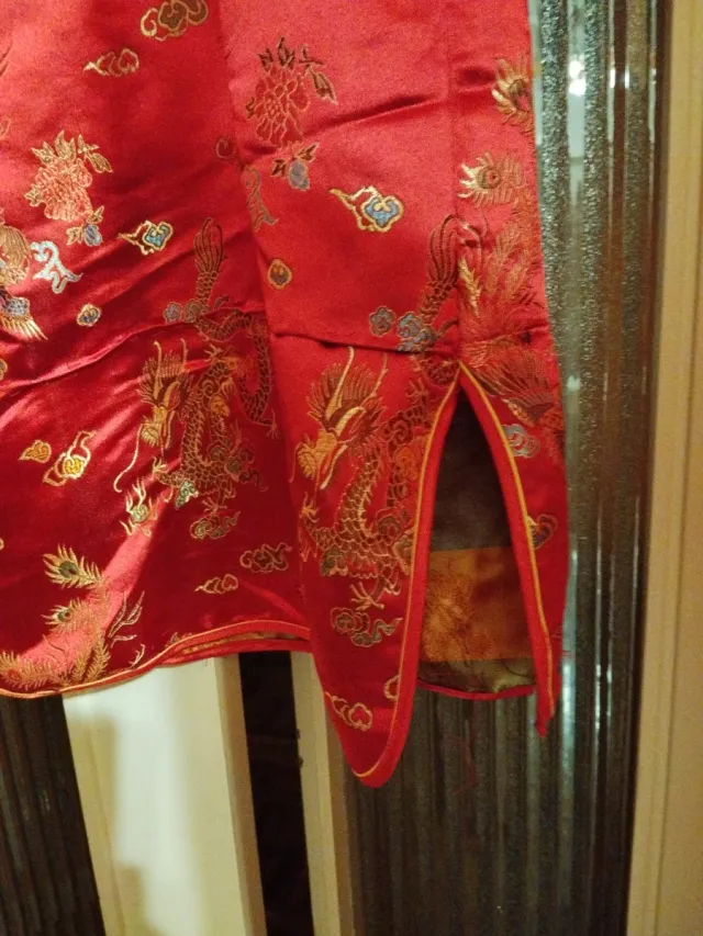 Vestido oriental rojo con detalles dorados