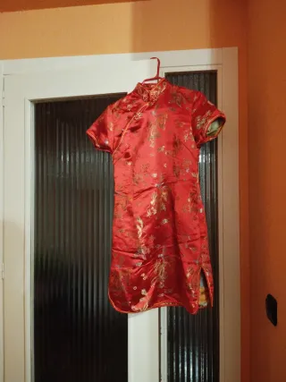 Vestido oriental rojo con detalles dorados