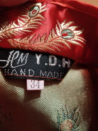 Vestido oriental rojo con detalles dorados